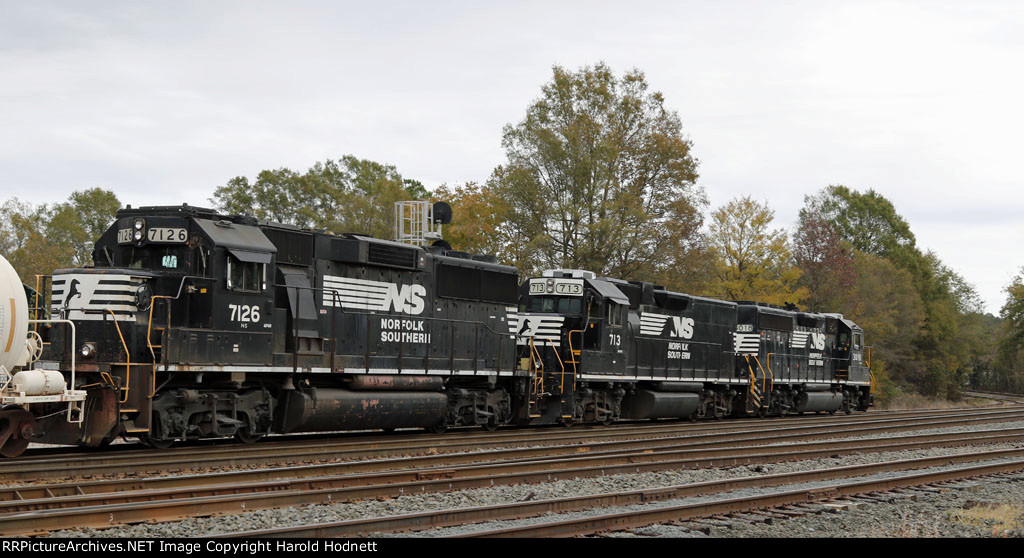 NS 7126 is the last loco on the yard job, headed for the "D" line